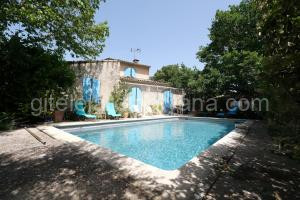jolie location, maison avec piscine et joli jardin fleuri, à oppède dans le luberon en provence – 6 personnes à Oppède
