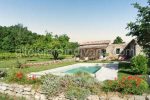 Villa spacieuse à Oppède avec piscine et vue imprenable à Oppède